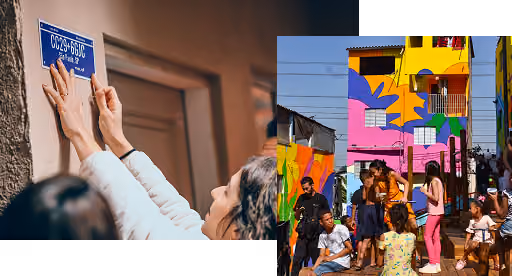 Aplicação de uma placa de endereço com Plus Code na parede de uma casa e rua colorida de comunidade