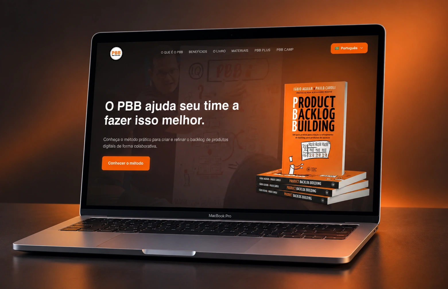 Site do Product Backlog Building exibido em um MacBook